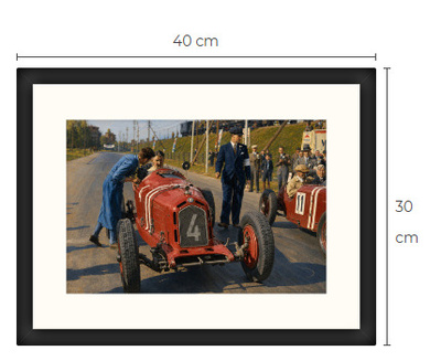 Uusi Kilpa-auto art print kehystetty 30 cm x 40 cm