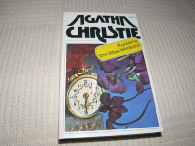 Agatha Christie Kuolema ilmoittaa lehdessä -sid