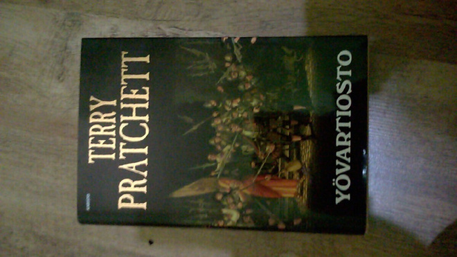 YÖVARTIOSTO : Terry Pratchett 1p Hieno