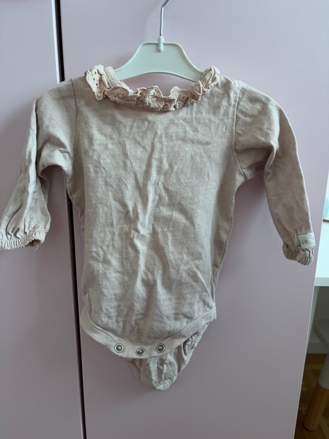 Newbie vaaleanpunainen röyhelö body koko 62