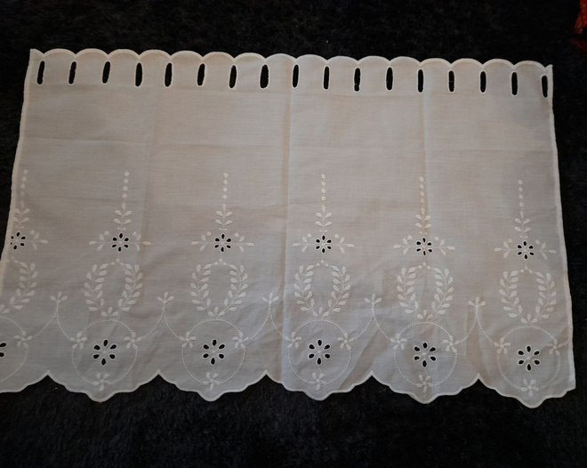 Valkoinen brodeerattu verhokappa 70x45cm