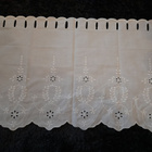 Valkoinen brodeerattu verhokappa 70x45cm - pikkukuva 1