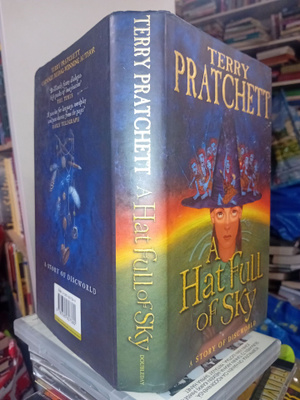 Terry Pratchett : A Hat Full of Sky ( Tuulihattu) SIS POSTI