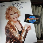 JOAN RIVERS NIMIKIRJOITUS KUVASSA - pikkukuva 1