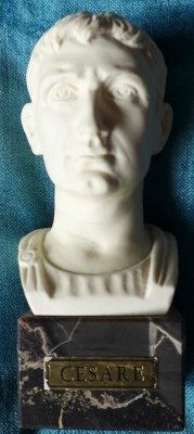 Ceasar pysti korkeus 12cm marmori kivi jalusta