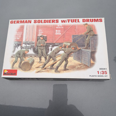 Miniart 1/35 German soldiers w/ Fuel drums
