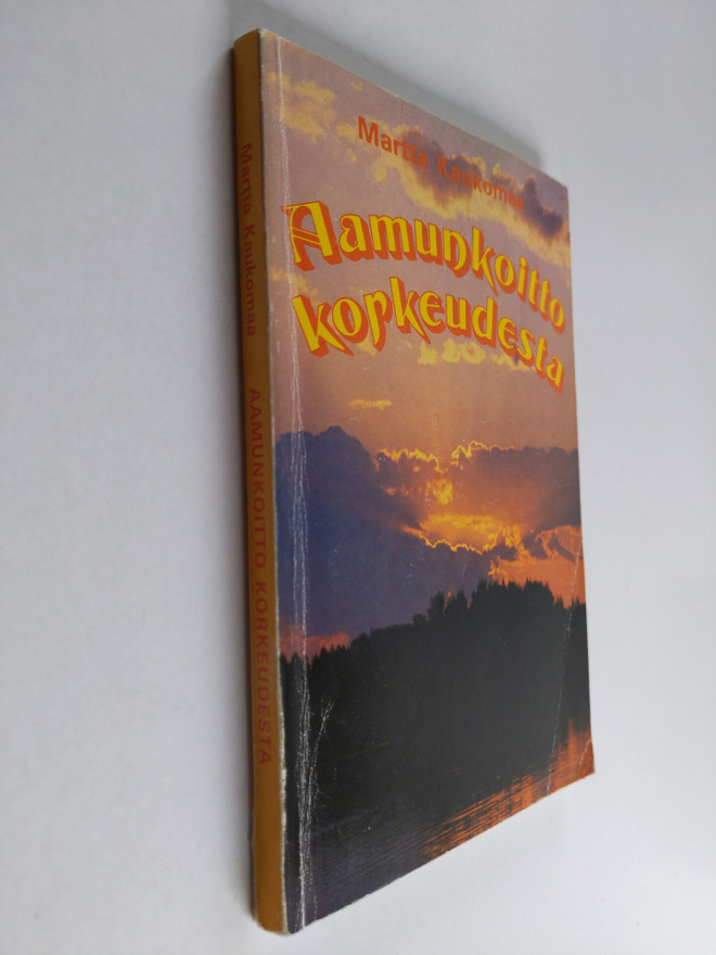 Martta Kaukomaa : Aamunkoitto korkeudesta