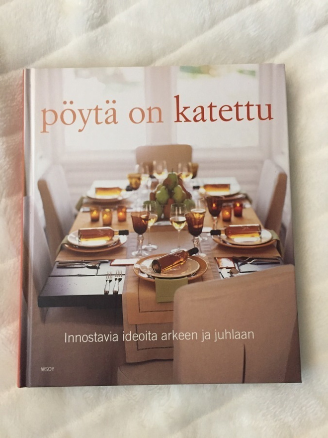 Pöytä on katettu kirja