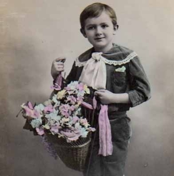 LAPSI / Poika samettitakissa, solmuke ja kukkakori. 1900-l.