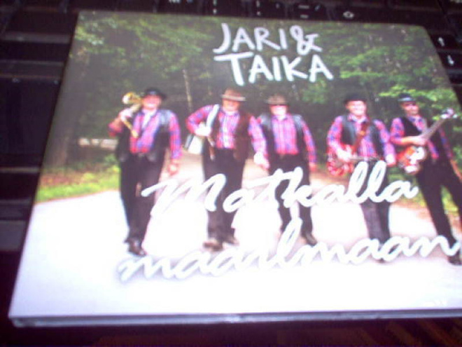 CD : JARI & TAIKA : Matkalla maailmaan (2015) Sis.pk:t