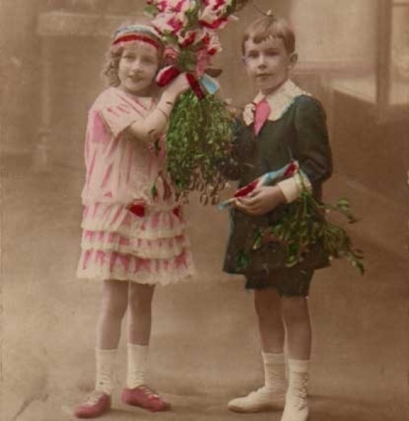 LAPSI / Tyttö ja poika, mistelikimput. 1910-l.
