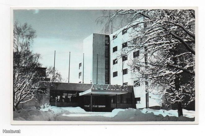 HÄMEENLINNA / AULANKO: hotelli pääovi talvella