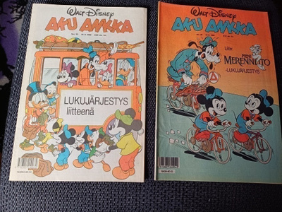 Aku ankka 33/1989 ja 33/1990 liitteet mukana
