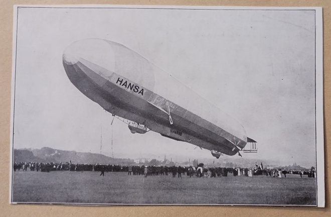 Zeppelin-ilmalaiva "Hansa" nousussa, väkeä katsomassa, ei p.