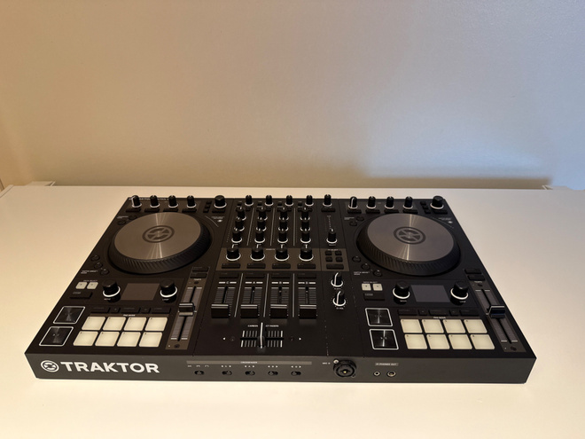 Traktor Kontrol S4 ilman ohjelmaa