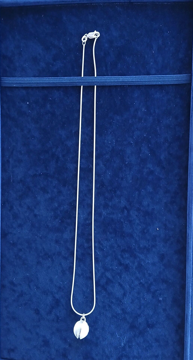Kalevala. Lumikukka-riipus pieni hoppea 45 cm.