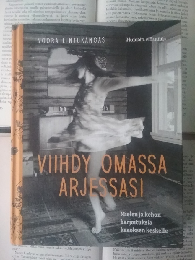 Noora Lintukangas - Viihdy omassa arjessasi (sid.)
