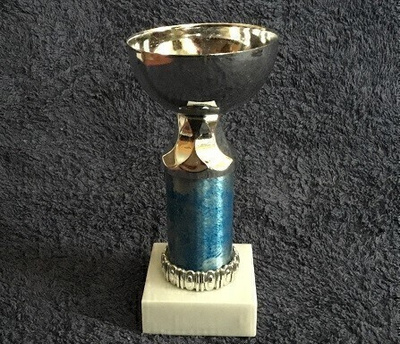 13  cm korkea palkinto pokaali