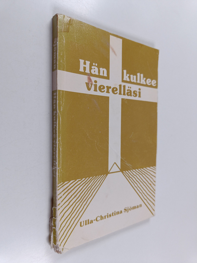 Ulla-Christina Sjöman : Hän kulkee vierelläsi