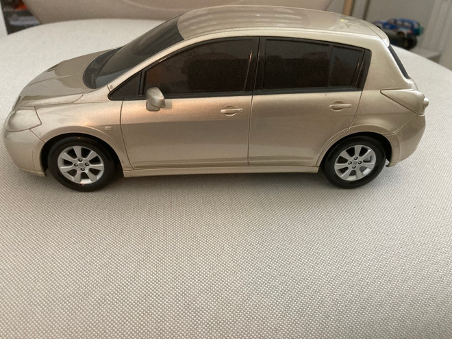 Nissan Tiida 1/18-1/20 Pienoismalli. Erittäin harvinainen.
