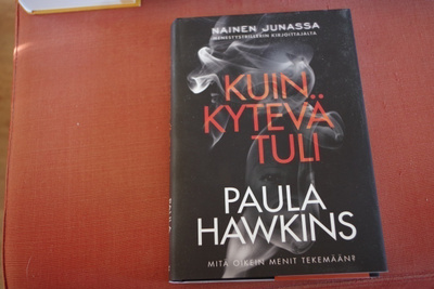 Paula Hawkins: Kuin kytevä tuli (2021)