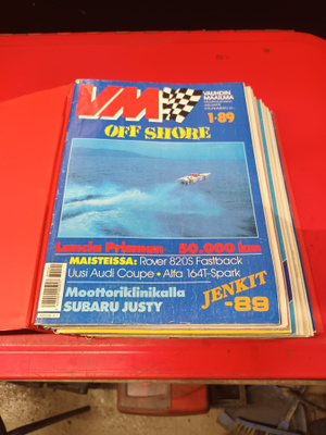 Vauhdin Maailman vuosikerta 1989 kansiossa.