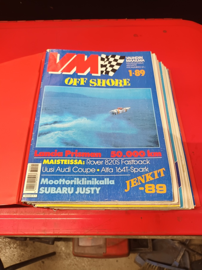 Vauhdin Maailman vuosikerta 1989 kansiossa.