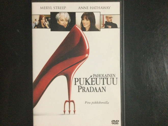 PAHOLAINEN PUKEUTUU PRADAAN (2006).   DVD.