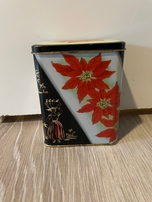 Vanha peltinen teepurkki