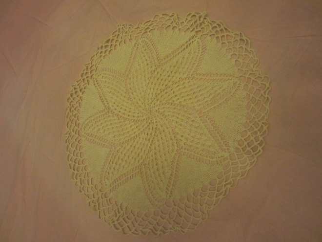 Neulottu / Virkattu Pitsiliina halkaisija 35 cm