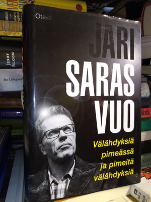 Sarasvuo : Välähdyksiä pimeässä ja pimeitä välähdyksiä