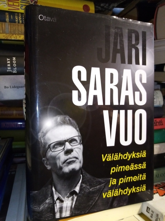 Sarasvuo : Välähdyksiä pimeässä ja pimeitä välähdyksiä