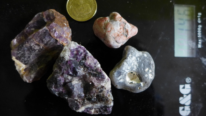 Mineraali kivi erilaisia puoli jalokiviä?