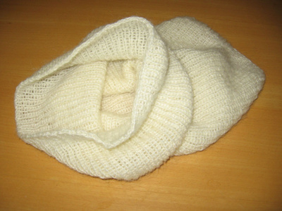 valkoinen kauluri/huppu
