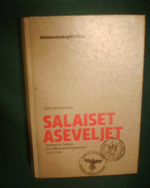 Oula Silvennoinen : SALAISET ASEVELJET (1 p. 2008 ) Sis.pk:t