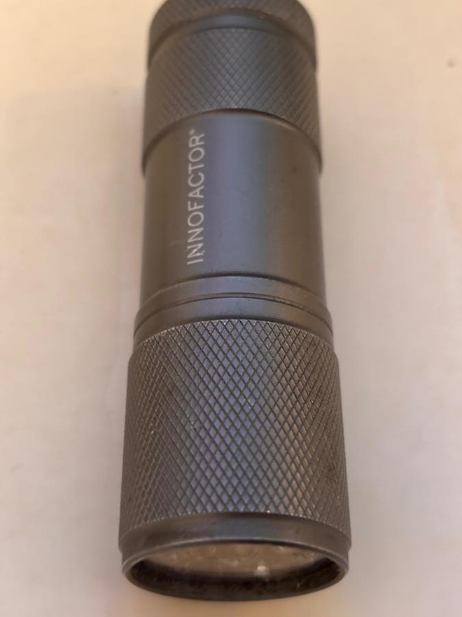 Laadukas LED taskulamppu + paristot