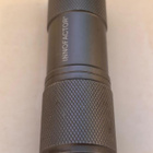 Laadukas LED taskulamppu + paristot - pikkukuva 1