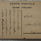 Poika pyhäpuvussa istuu lemmikkikimpun päällä - pikkukuva 2