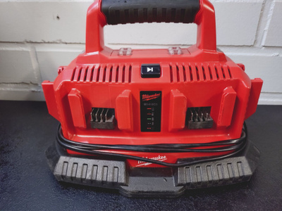 Milwaukee M1418C6 laturi