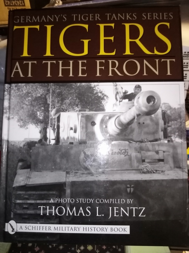 JENTZ :  TIGERS AT THE FRONT ( SIS POSTIKULU)
