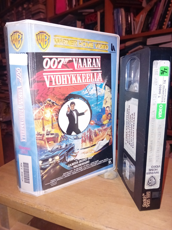 VHS James Bond 007 Vaaran vyöhykkeellä ( SIS POSTIKULU )