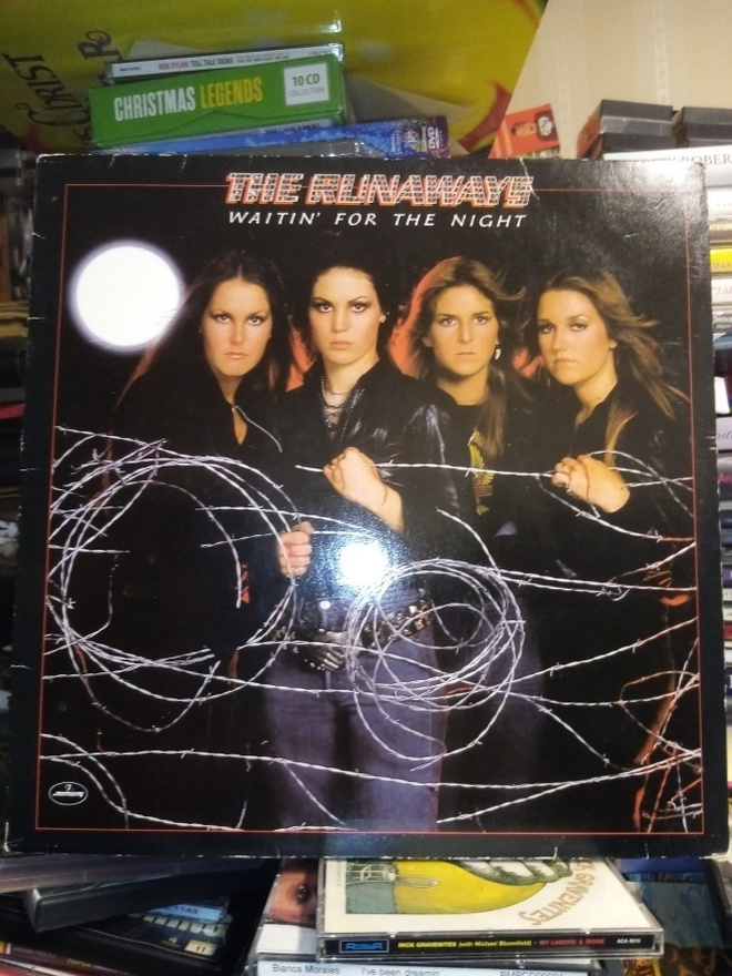 LP THE RUNAWAYS :  WAITIN FOR THE NIGHT ( SIS POSTIKULU)