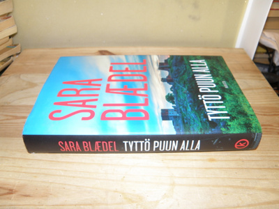 Sara Blaedel Tyttö puun alla (sidottu)