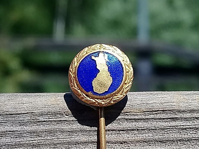Emalinen merkki Suomi. Halkaisija - 10 mm.