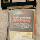 Murhaaja pukeutuu mustaan (1973) VHS - pikkukuva 3