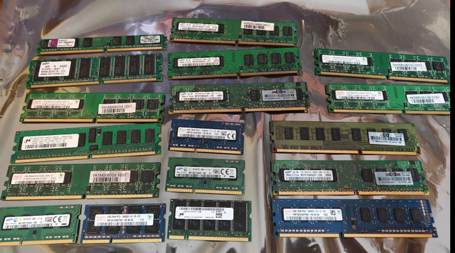 Sekalainen kokoelma erilaisia muistikampoja DIMM SODIMM