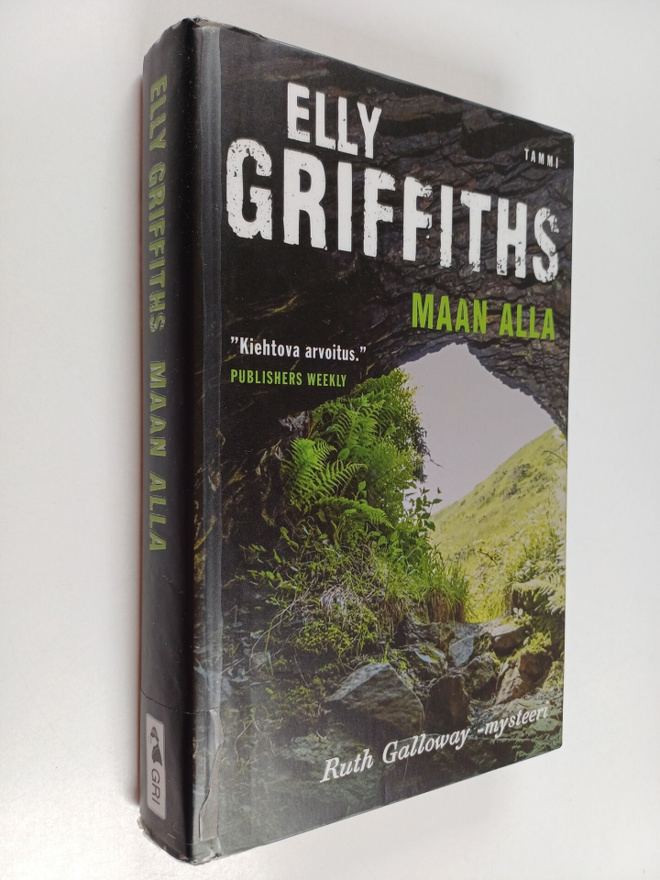 Elly Griffiths : Maan alla