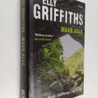 Elly Griffiths : Maan alla - pikkukuva 1