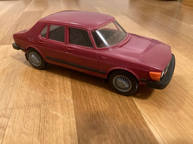 Saab 99 pienoismalli 1/20 Ståhlberg muoviauto