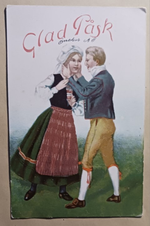 Kansanpukuinen pari aikoo suukotella, k. k-k